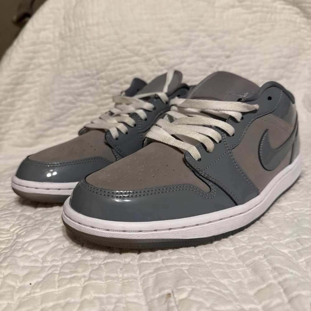 Nike Gray Sneakers with Classic Design